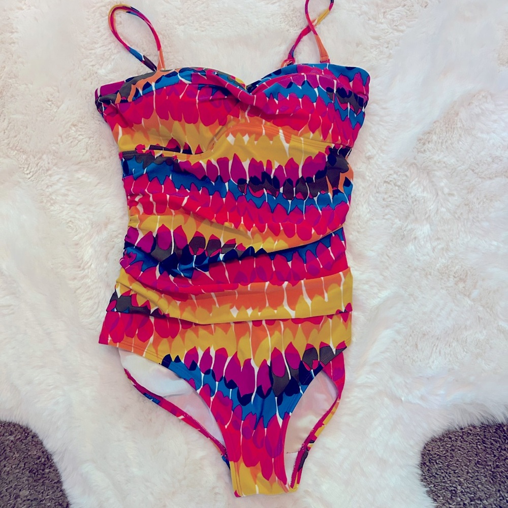Almost new removable straps fits well and very flattering